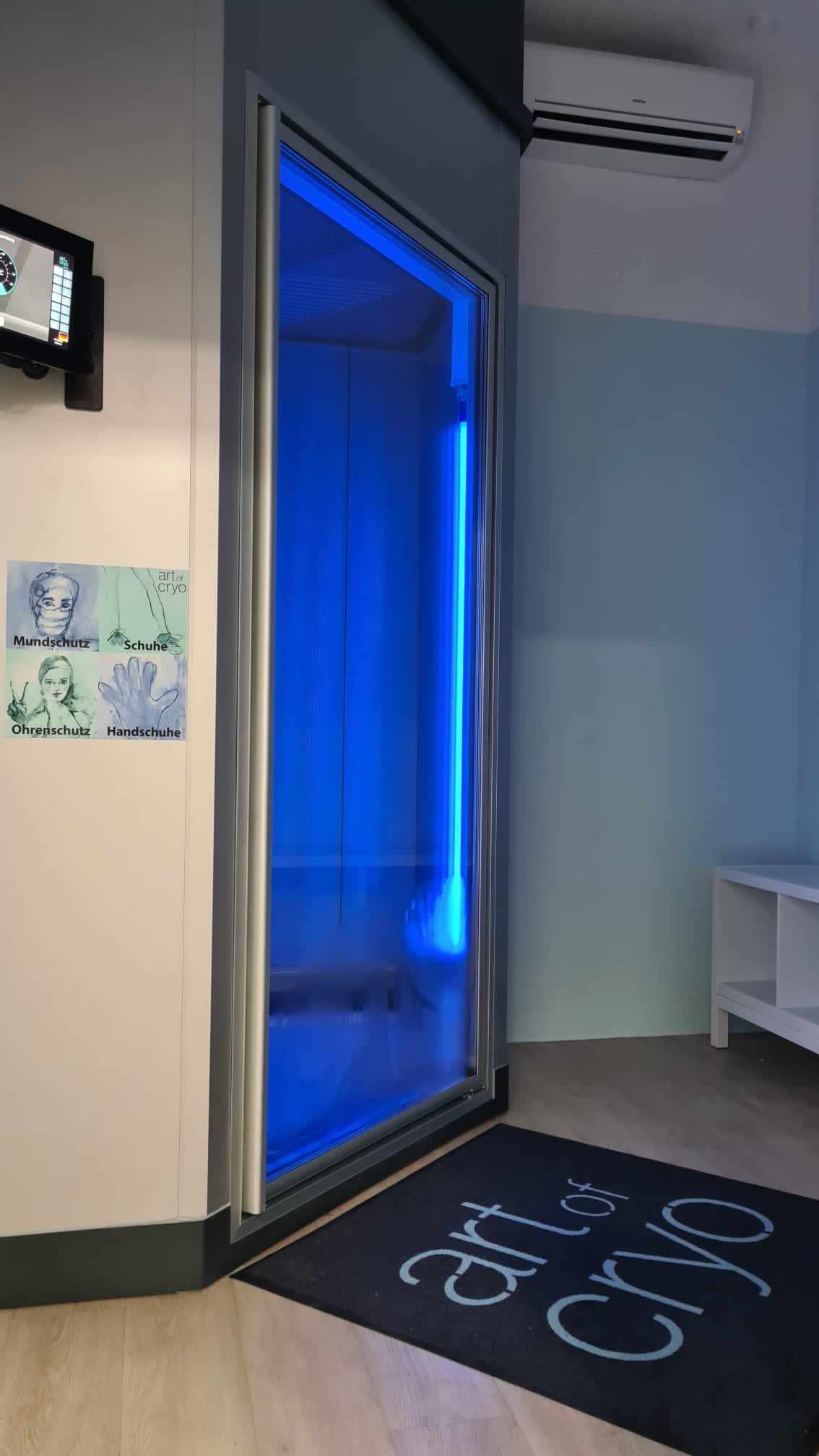 Die blau beleuchtete Kältekammer bei Cryo Hamm